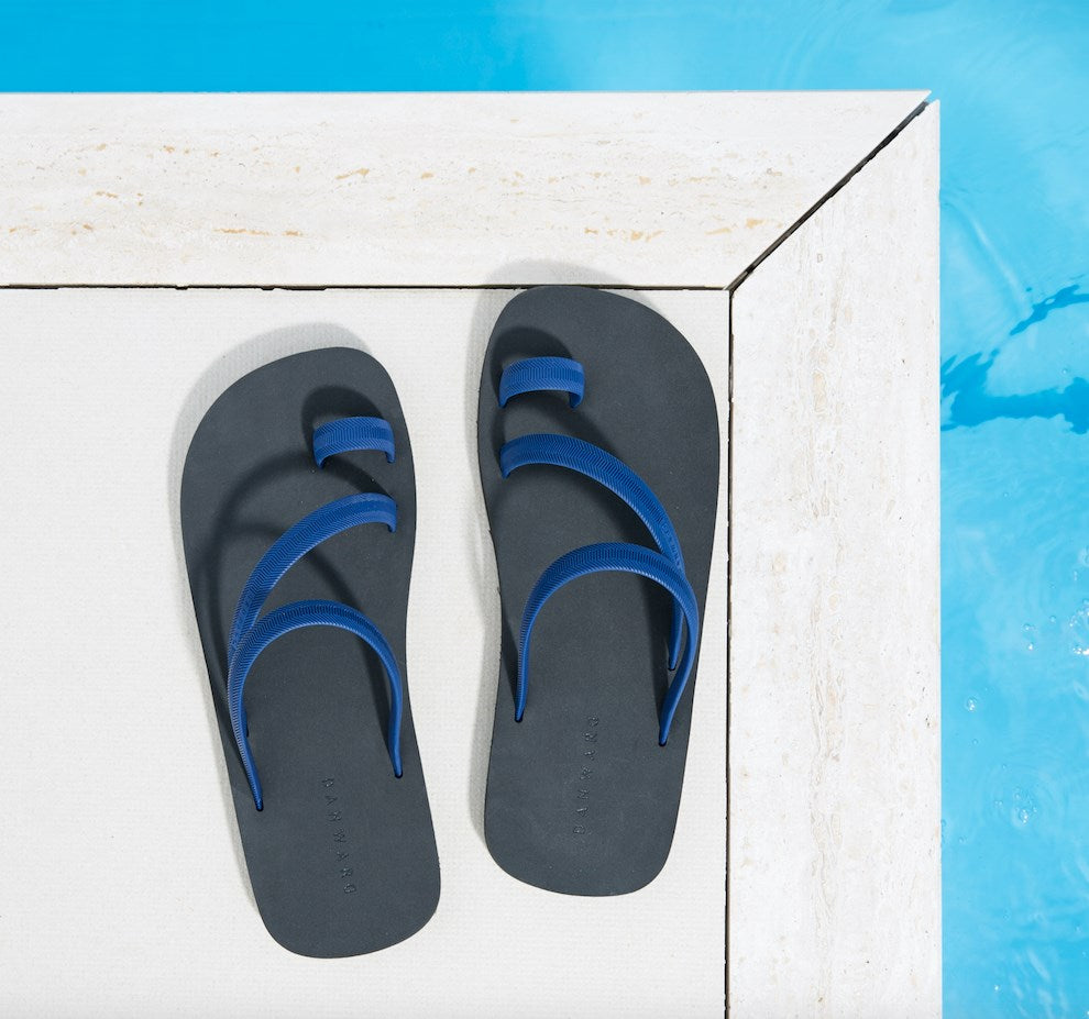 BICOLORED FLIP-FLOP WITH ASYMMETRIC CAGED UPPER,  BLACK WITH WHITE